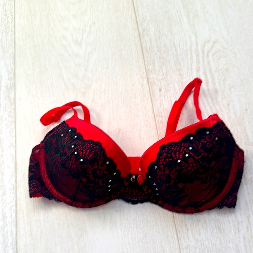 NWOT Gilligan & O'Malley Red and Black Lace Bras